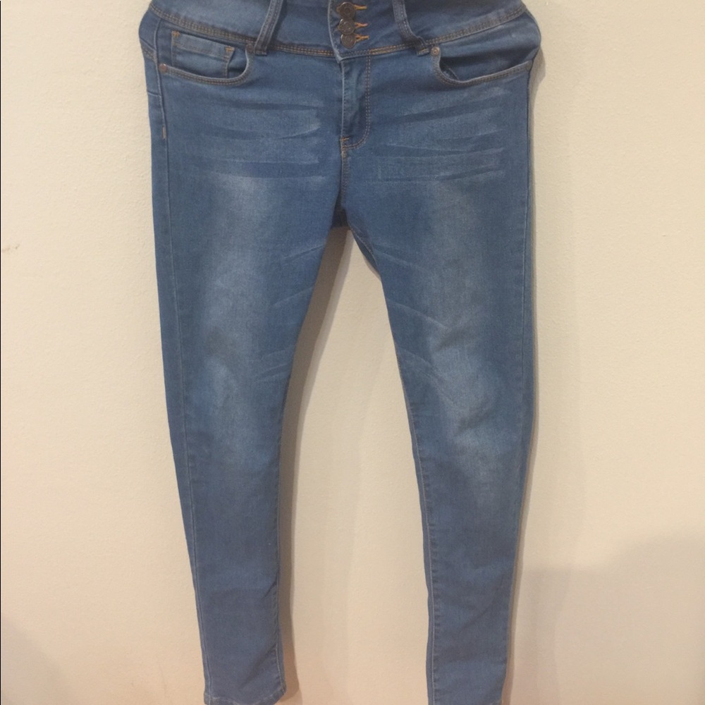 3 BUTTONED JEANS